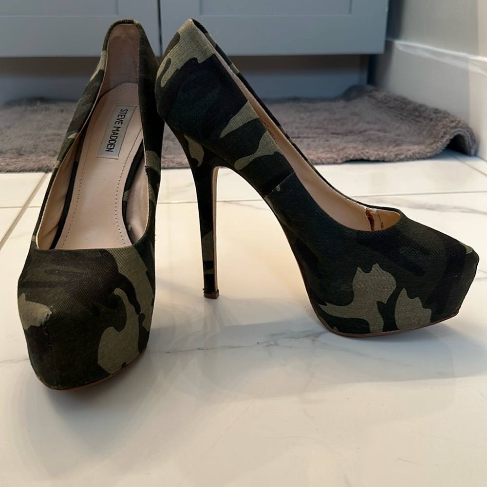 Steve Madden - Size 10 - Camo print